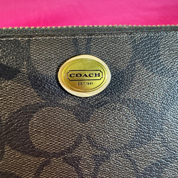 COACH Brown Signature Zippered Wallet 8 card slots (Like New) App size 7.5”x4” - Picture 8 of 9